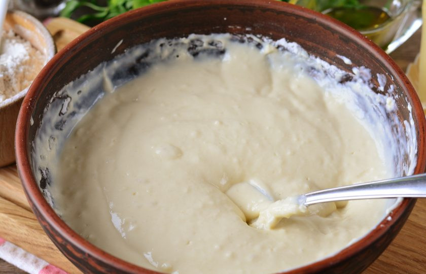 1. Этап. Капустная запеканка на кефире в духовке: Перемешайте тесто — оно будет чуть густоватым, примерно как на оладьи.