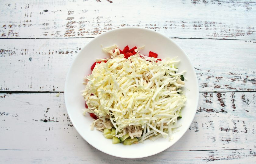 1. Этап. Салат Фэнтези: Пекинскую капусту порежьте тонкой соломкой и выложите в салатник.