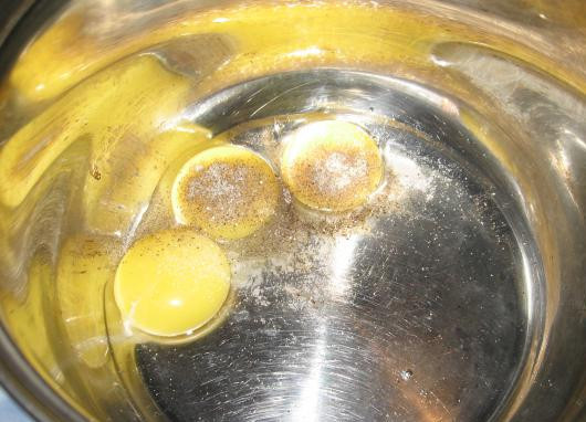 1. Этап. Соус для рыбы на пару: Их двух кастрюль соорудите водяную баню. В верхнюю кастрюлю вбиваем яйца, наливаем вино, солим и перчим.