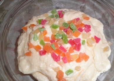 1. Этап. Кулич из творога: А теперь можно разделить тесто на две части и одну часть куличей сделать с цукатами.