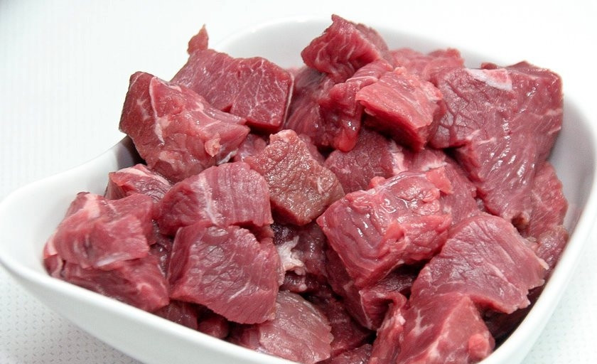 1. Этап. Говядина с черносливом и грибами: Мясо помойте и нарежьте небольшими кусочками.