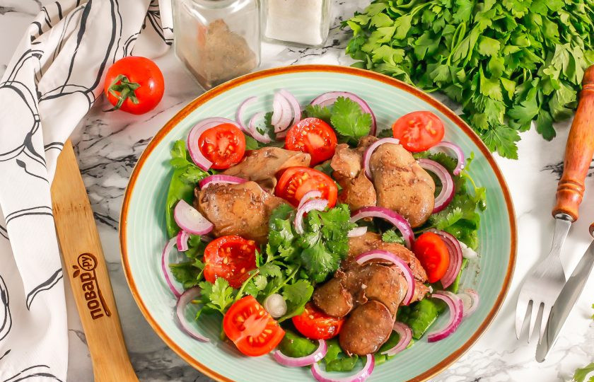 1. Этап. Салат с куриной печенью и кинзой: Подайте блюдо к столу, украсив по своему вкусу.