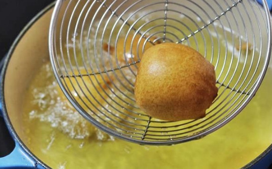 1. Этап. Овощные шарики в кляре: 12. Готовые шарики аккуратно достаньте шумовкой, дайте стечь лишнему маслу и подавайте овощные шарики в кляре к столу. Приятного аппетита!