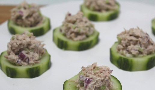 1. Этап. Фуршетная закуска с тунцом: Выложить в углубления начинку из тунца.