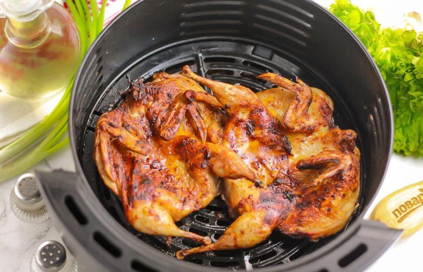 1. Этап. Перепелки в аэрогриле: Активируйте температуру в 180 градусов и запекайте перепелов примерно 30 минут. Тушки примерно потеряют треть объема — вытопится из них весь жир. В середине запекания обязательно проверьте их готовность, так как мощность техники бывает разной. Если они сверху отлично пропеклись, то переверните их на другую сторону и дозапеките оставшееся время.