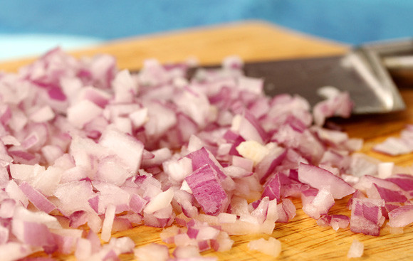 1. Этап. Салат под соусом: 6. Нарезать мелким кубиком луковицу. При желании ее можно предварительно обжарить на сливочном или растительном масле до золотистого цвета.