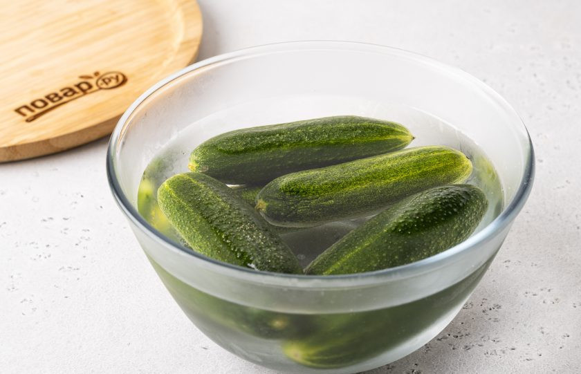 1. Этап. Огурцы с мятой на зиму: Огурцы помойте и замочите на 4 часа в холодной воде.