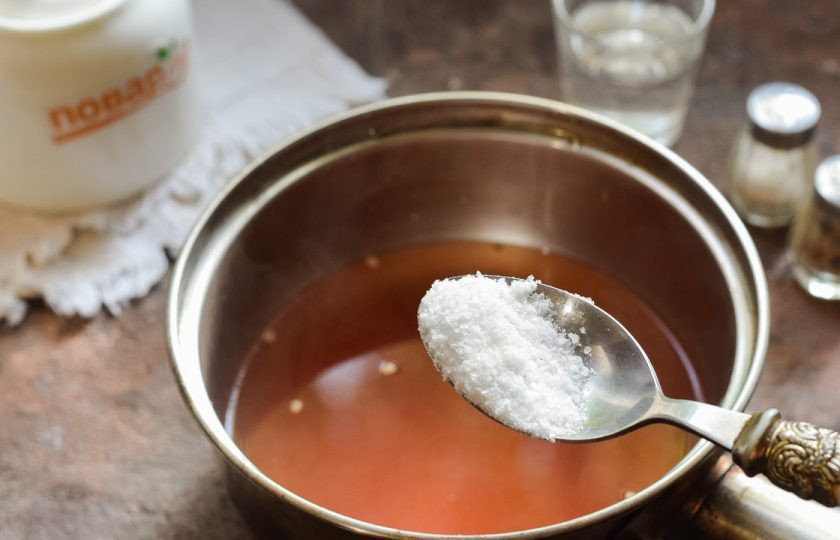 1. Этап. Консервированные помидоры чили на зиму без стерилизации: Последний раз слейте воду в кастрюлю, добавьте сахар, соль, уксус, кетчуп, проварите 2-3 минуты.