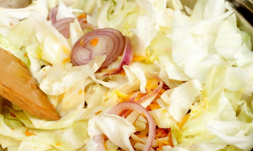 1. Этап. Тушеная капуста с томатной пастой: Нашинкуйте капусту и выложите к овощам.