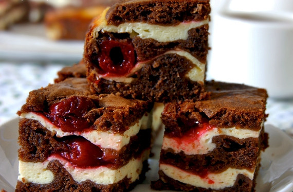 1. Этап. Брауни с творогом: 6. Выпекаются брауини в хорошо разогретой духовке около часа. В среднем на процесс уходит около 50 минут.