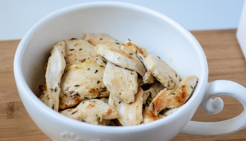 1. Этап. Подлива из грибов и курицы: Обжаренные кусочки мяса выложить на тарелку и пока отложить в сторону. В этой же сковороде приготовим соус.