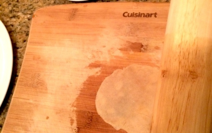 1. Этап. Индийские лепешки Пури: 7. Раскатайте каждый кусочек в тонкую лепешку, чтобы она не просвечивалась и не порвалась.