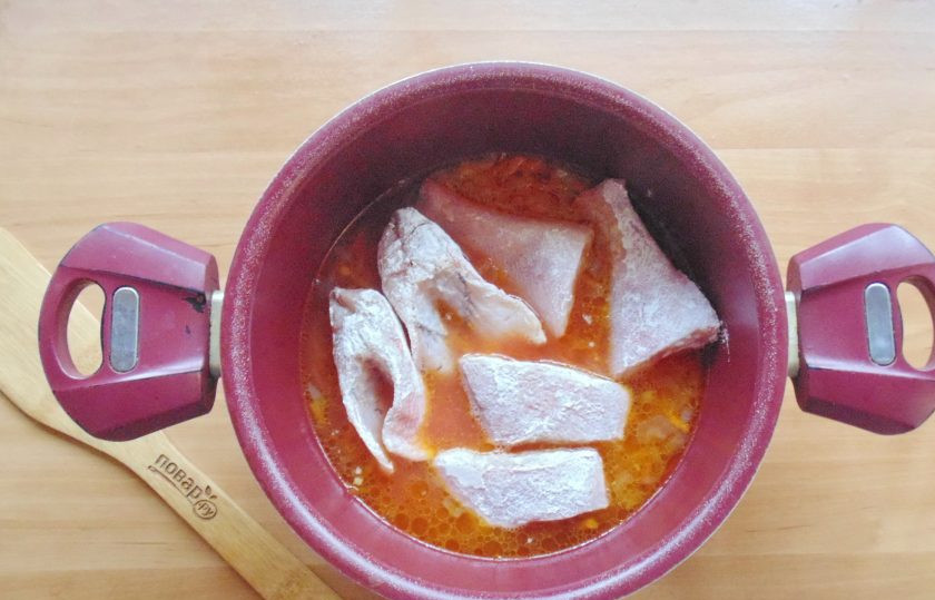 1. Этап. Морской окунь в томатном соусе: Выложите рыбу в кастрюлю с соусом.