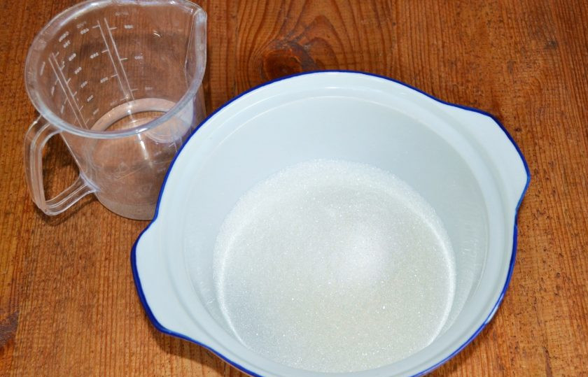 1. Этап. Цукаты из дыни: Сахар соедините с водой. Я добавила сначала 100 миллилитров, но сиропа оказалось мало, поэтому я добавила еще около 100-150 мл.