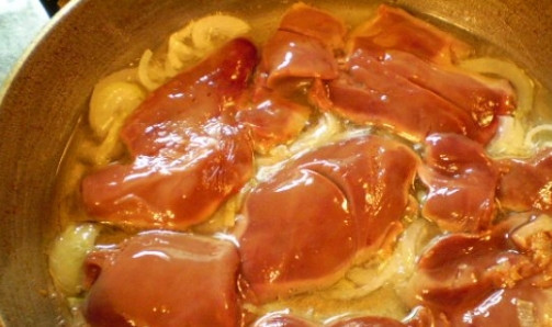 1. Этап. Печень утиная: 2. Помойте печень утки, сделайте на ней небольшие надрезы. Промокните её бумажным полотенцем (чтобы не брызгало масло). Выложите кусочки печени в сковородку к луку.