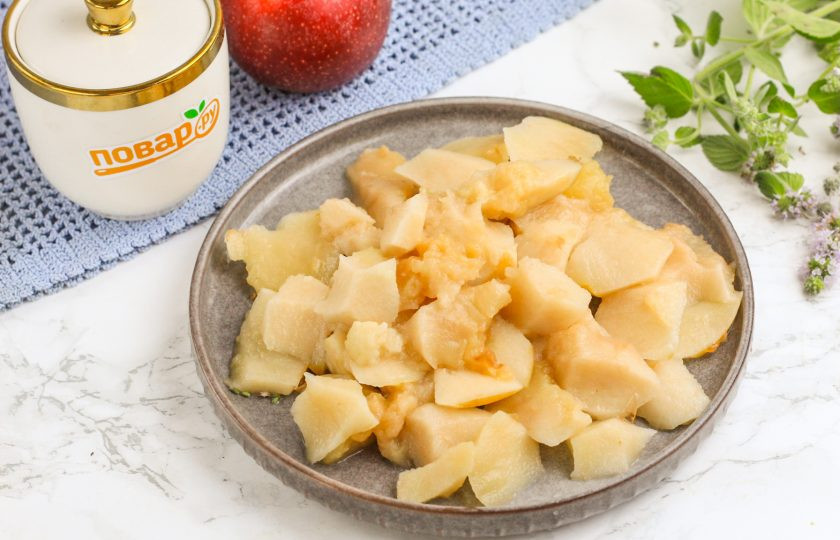 1. Этап. Пюре Лакомка: Очистите от кожуры и семян, срежьте мякоть.