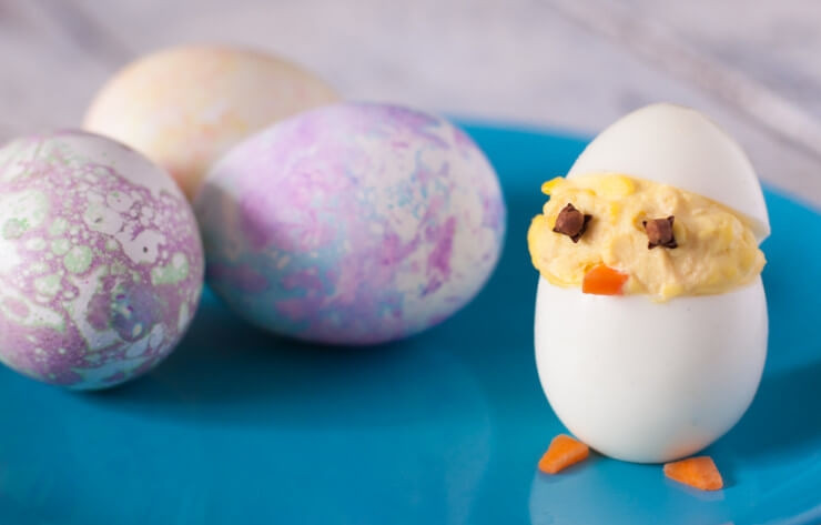 1. Этап. Пасхальные яйца для праздничного стола: 2. Кстати, таким же способом можно оформить и фаршированные яйца, например.