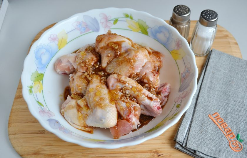 1. Этап. Куриные крылышки в медово-чесночном маринаде: 3. Перемешайте мясо с маринадом, уплотните руками. Затяните пищевой пленкой и уберите в холод минимум на 1 час для маринования, за это время можно встряхнуть пару раз.
