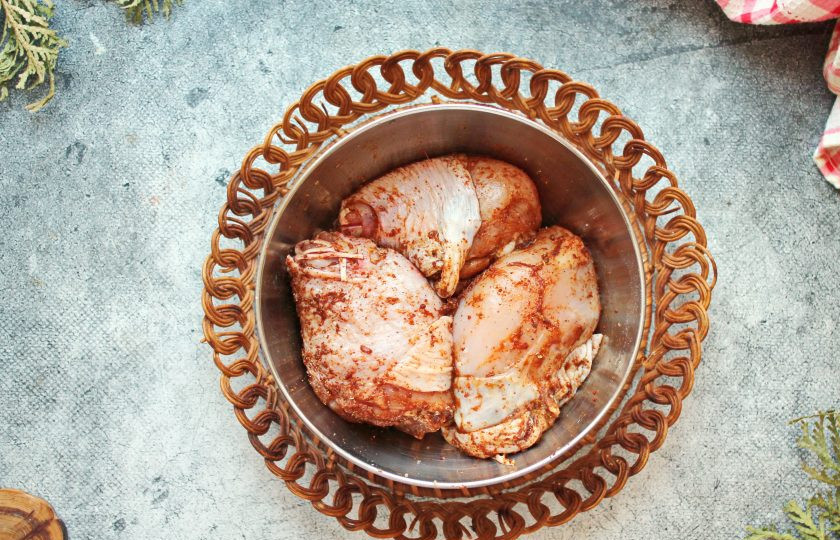 1. Этап. Курица Провансаль: Курицу, у меня голень, вымойте в холодной воде и обсушите. Курицу положите в миску, посолите, поперчите и посыпьте паприкой. Все перемешайте и оставьте мариноваться в течение 20 минут.