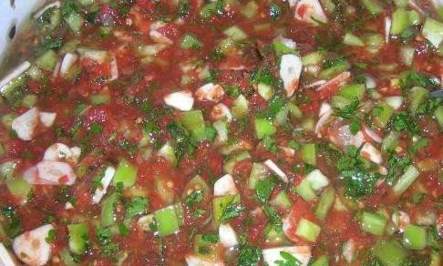 1. Этап. Цветная капуста на зиму в томате: Добавить уксус, соль, сахар, растительное масло и протертые помидоры. Варим на медленном огне 30 минут.