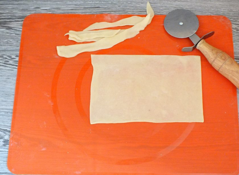 1. Этап. Тесто для лазаньи в хлебопечке: Каждую часть раскатайте в прозрачный пласт по длине своей формы, в которой будете делать лазанью. В моем случае это 24 на 12 см. Очень важно, чтобы тесто было раскатано максимально тонко, это влияет на вкус.