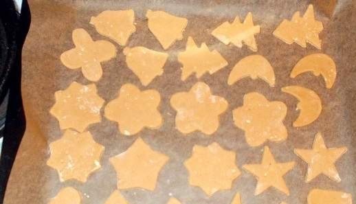 1. Этап. Домашнее печенье на скорую руку: Противень застилаем бумагой для выпечки и складываем на него вырезанные фигурки из теста.