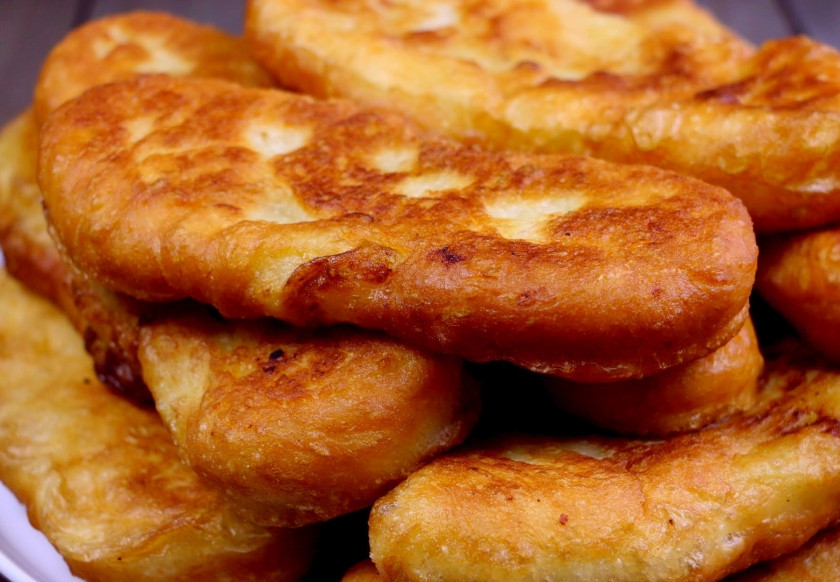 1. Этап. Тесто на пирожки жареные: Готовые пирожки лучше перекладывать на бумажные салфетки или полотенца, чтобы они стали скорее сухими. Лишний жир стечет, останется только вкус. Эти пирожки являются классическими. Кушайте на здоровье!