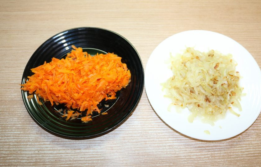 1. Этап. Горбуша с помидорами и сыром в духовке: Морковь натрите на крупной тёрке, лук нарежьте кубиком. Обжарьте лук и морковь на сковороде с небольшим добавлением масла.