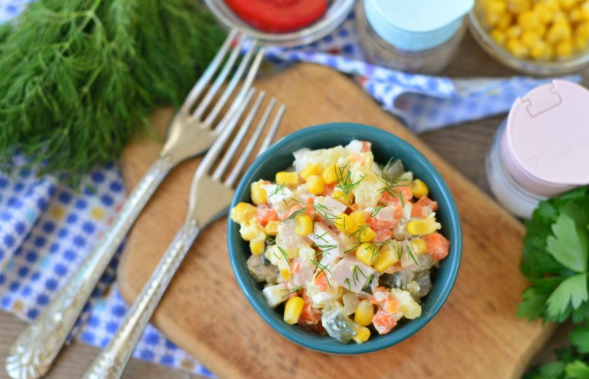 1. Этап. Салат с бужениной и кукурузой: Готовый салат подавайте к столу. Приятного вам аппетита!