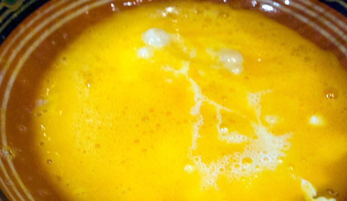 1. Этап. Спагетти под соусом Карбонара: Влейте в желтки сливки.