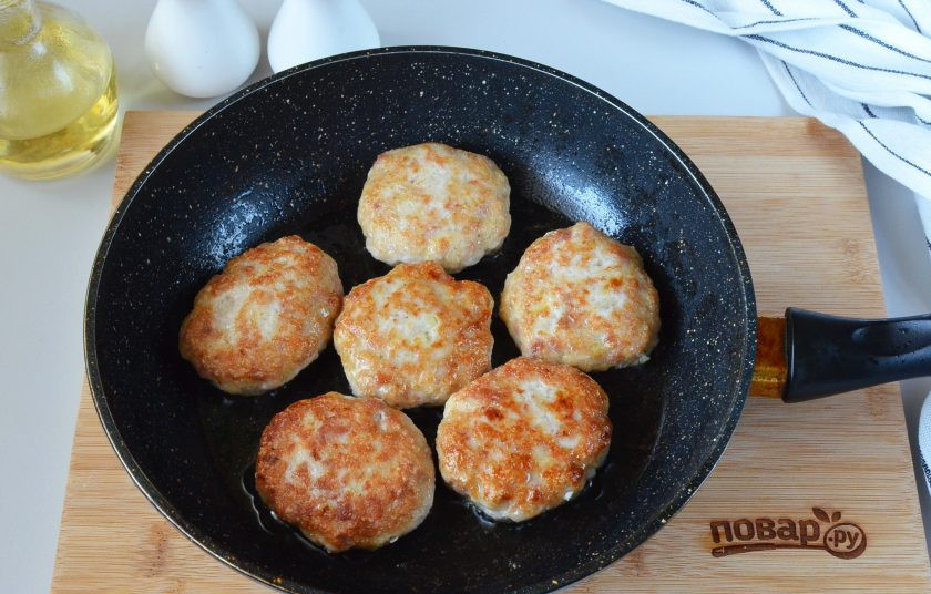 1. Этап. Куриные котлеты с манкой: Переверните и обжарьте с другой стороны под крышкой.