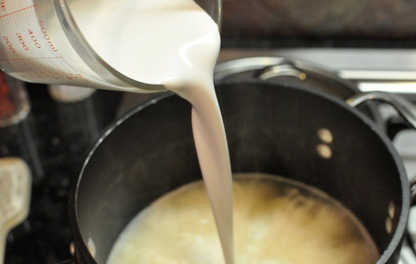 1. Этап. Том кха кай: Добавьте кокосовое молоко и вновь доведите до кипения.