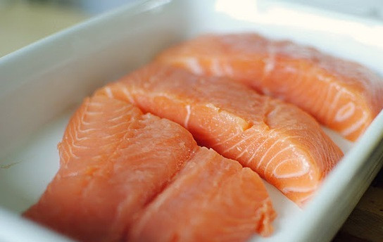 1. Этап. Салат с апельсиновым соусом: Лосось разрежьте на равные части.