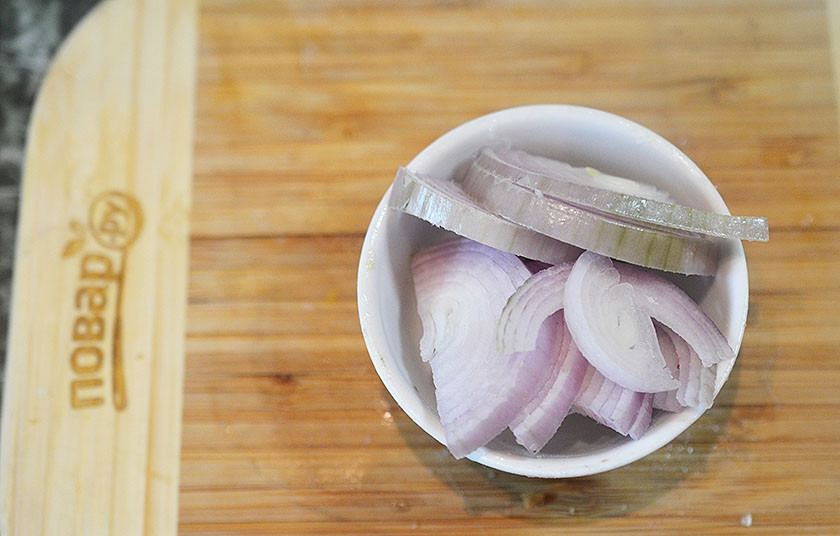 1. Этап. Ассорти из канапе: Разведите в уксусе сахар. Лук нарежьте полукольцами и замаринуйте минут на 20.