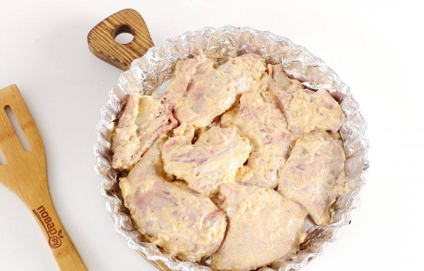 1. Этап. Кролик в майонезе в духовке: Для запекания возьмите жаропрочную форму и смажьте её растительным маслом (я предварительно застилаю форму фольгой). Выложите маринованное мясо кролика. Остатки маринада равномерно размажьте по всем кусочкам. Накройте форму фольгой и поставьте в духовку, разогретую до 190 градусов на 1,5 часа. Последние 20-30 минут запекания снимите верхний лист фольги и оставьте крольчатину в духовке, чтобы кусочки немного подрумянились. При запекании ориентируйтесь по своей духовке.