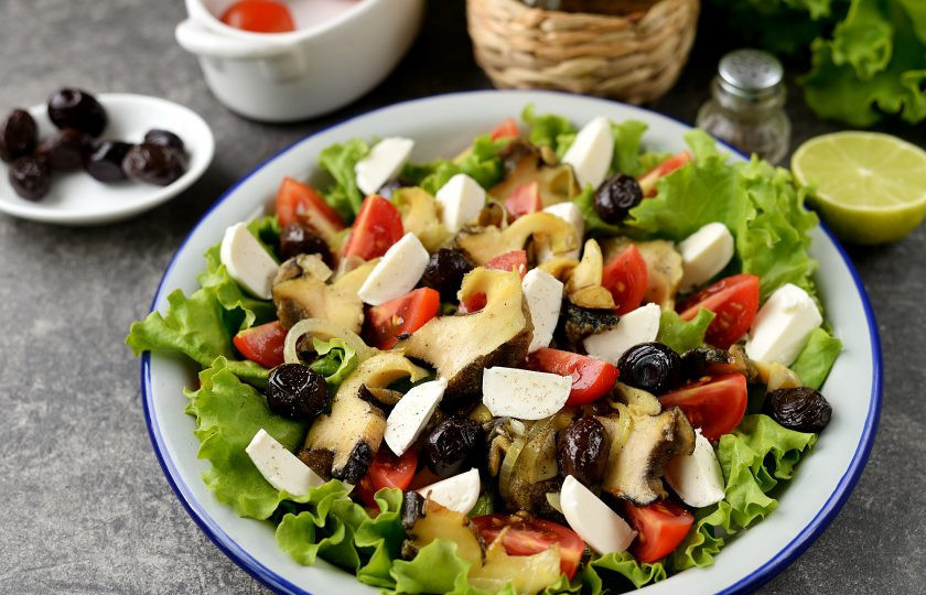 1. Этап. Салат с рапанами: Нарежьте моцареллу, выложите ее на салат, поперчите все по вкусу, слегка посолите, сбрызните оливковым маслом и лимонным соком.