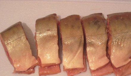 1. Этап. Горбуша на пару в мультиварке: 2. Нарежьте рыбу равномерными кусочками среднего размера, посолите и поперчите. По желанию, можно сделать любой маринад для рыбы (например, лимонный сок).