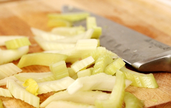 1. Этап. Салат с креветками: Нарежьте сельдерей.