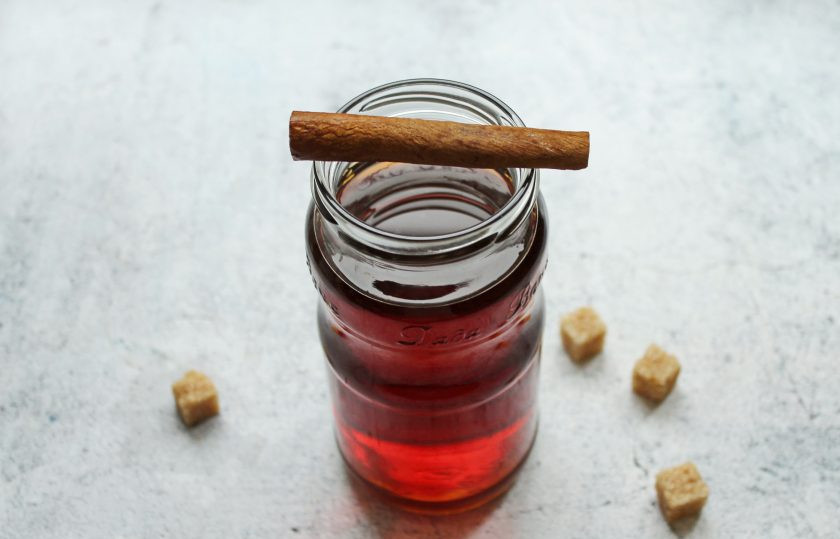 1. Этап. Коньяк с корицей в домашних условиях: В чистую сухую банку, или просто в бутылку с коньяком опустите палочку корицы. При желании добавьте коричневый сахар, все перемешайте и оставьте на две недели. После этого извлеките корицу, охладите и подавайте.