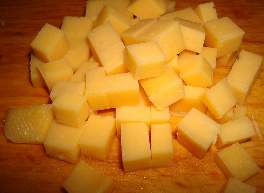 1. Этап. Баранина в горшочках с картошкой: 2. Сыр режем кубиками, и посыпаем картошку сверху.