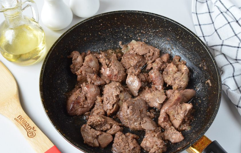 1. Этап. Бутерброды с паштетом из печени: Не допускайте образования на печени зажаристой корочки, как только вся жидкость выпарится, сразу снимайте. Чтобы паштет был нежным и мягким.