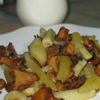 Картошка со свежими грибами жареная