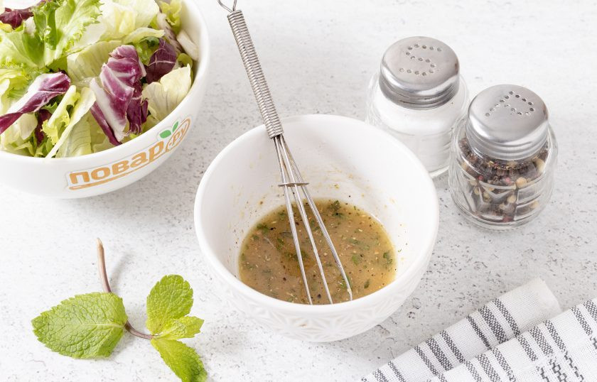 1. Этап. Салат с авокадо и яблоком: Для заправки смешайте оливковое масло с дижонской горчицей, лимонным соком и кленовым сиропом. Добавьте мелко порубленную мяту, черный молотый перец и соль по вкусу.