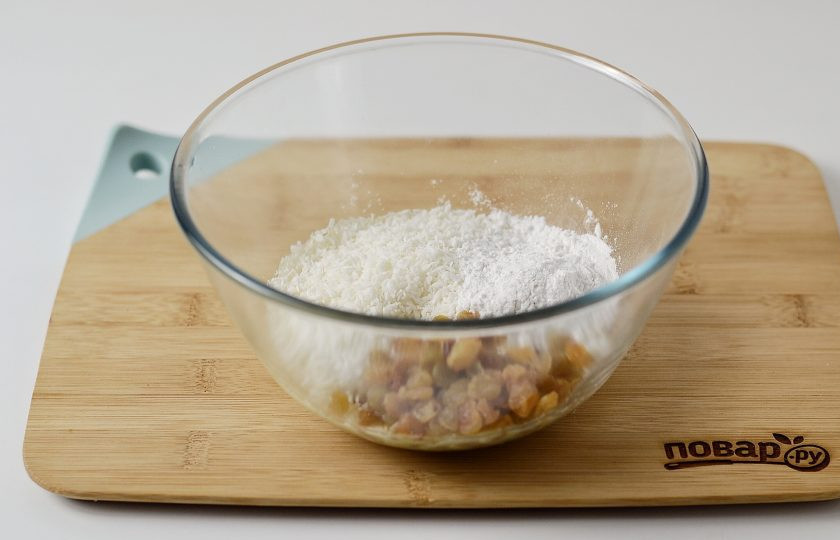 1. Этап. Кокосовое печенье: Добавьте кокосовую стружку, изюм и рисовую муку. Хорошенько вымесите.