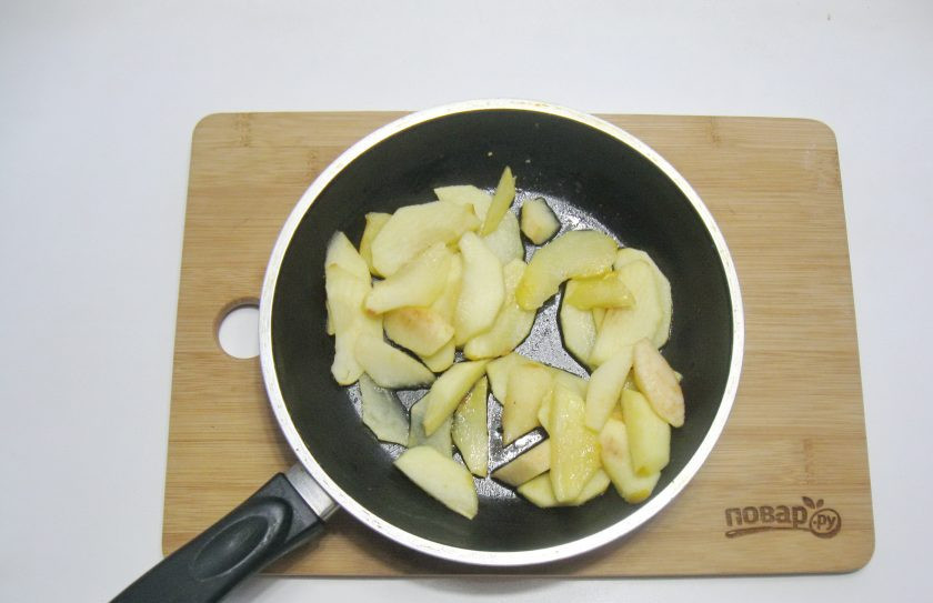 1. Этап. Творожная запеканка с яблоками и манкой: Тушите яблоки с маслом 7-8 минут.