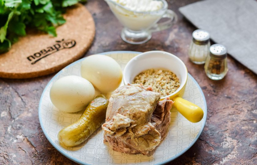 1. Этап. Салат Мачо: Подготовьте ингредиенты. Говядину заранее отварите.