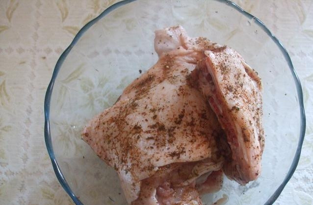 1. Этап. Курица в пиве в духовке: Даем курице пропитаться приправами как минимум 30 минут, но для лучшего вкуса лучше, конечно, оставить ее в прохладном месте на пару часиков.