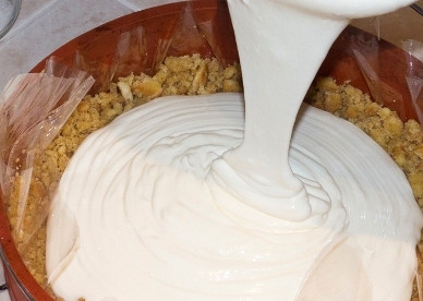 1. Этап. Чизкейк Филадельфия: Выливаем получившуюся массу на остывшую основу чизкейка. Аккуратно разравниваем.