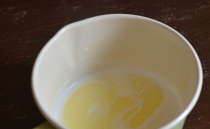 1. Этап. Шоколадный крем со сливками: Поставьте сотейник на плиту и включите маленький огонь. Разогрейте сливки так, чтобы масло в них полностью растопилось. Размешайте ингредиенты венчиком.