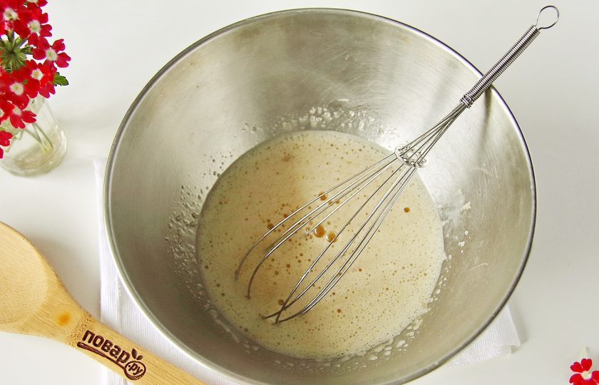 1. Этап. Манник без муки на сметане: Яйца взбейте с сахаром до образования белой пены.